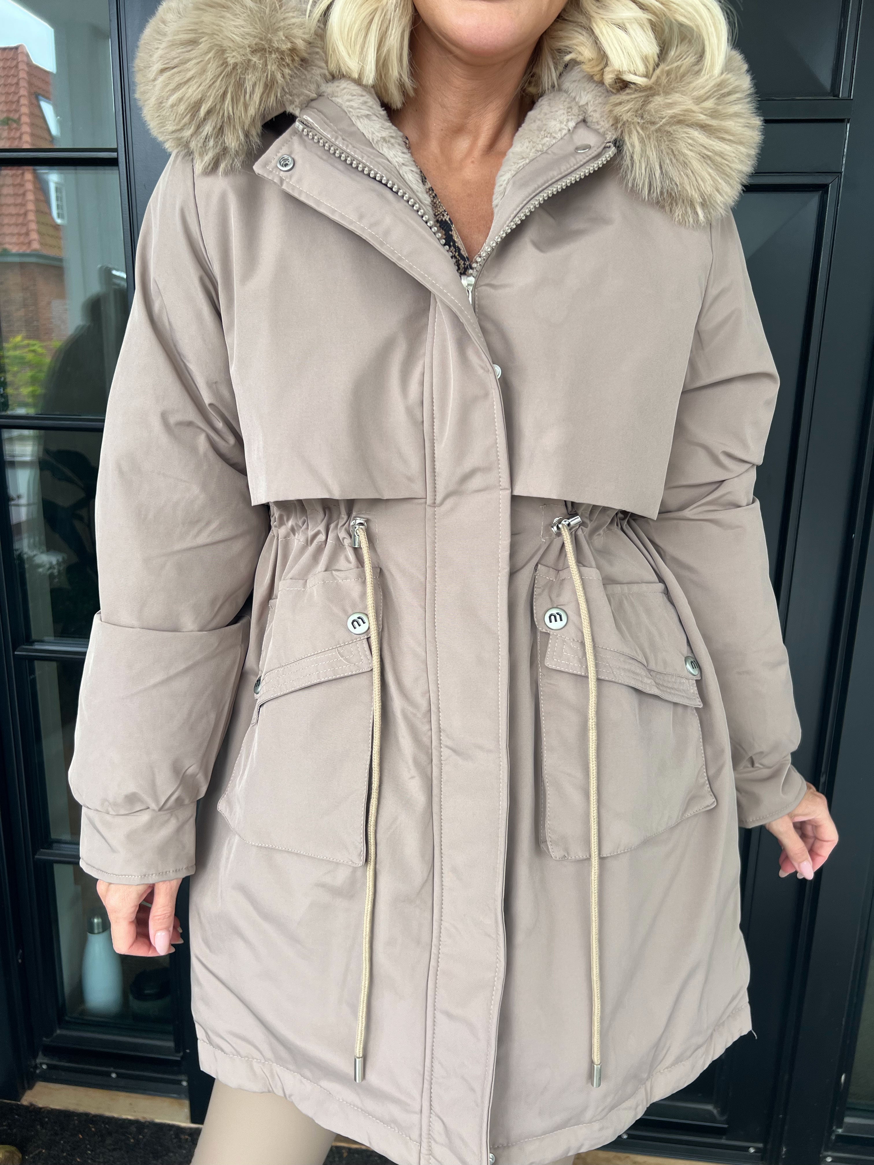 Maple - Varm dynejakke med faux fur hætte